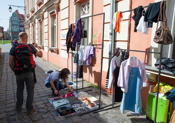 TIMISOARA, ROMANIA - 27 Nisan 2013: Şehir merkezinde düzenlenen serbest piyasa değişimine katılan insanlar