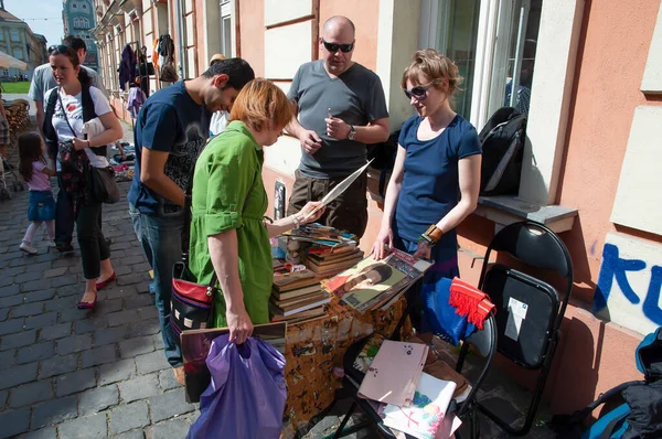 TIMISOARA, ROMANIA - 27 Nisan 2013: Şehir merkezinde düzenlenen serbest piyasa değişimine katılan insanlar