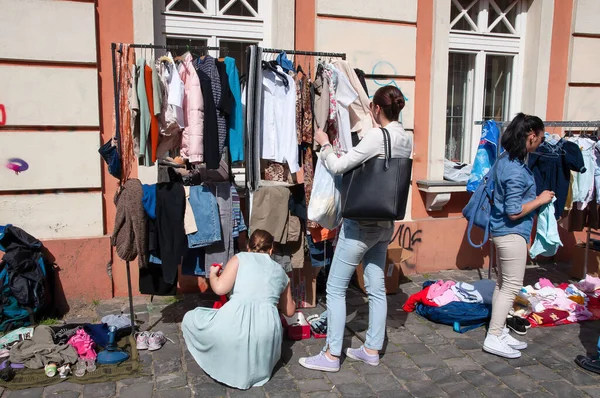 TIMISOARA, ROMANIA - 27 Nisan 2013: Şehir merkezinde düzenlenen serbest piyasa değişimine katılan insanlar