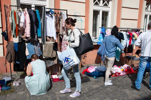 TIMISOARA, ROMANIA - 27 Nisan 2013: Şehir merkezinde düzenlenen serbest piyasa değişimine katılan insanlar