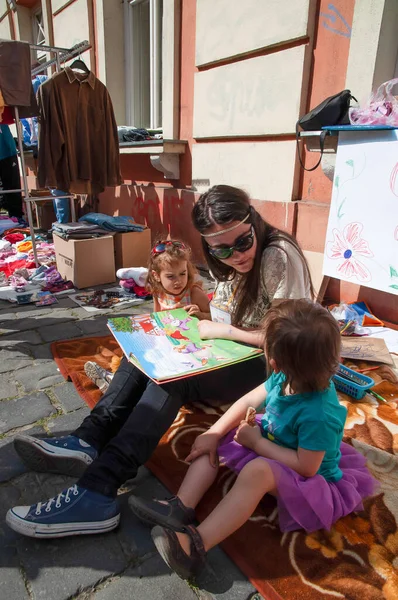 TIMISOARA, ROMANIA - 27 Nisan 2013: Şehir merkezinde düzenlenen serbest piyasa değişimine katılan insanlar