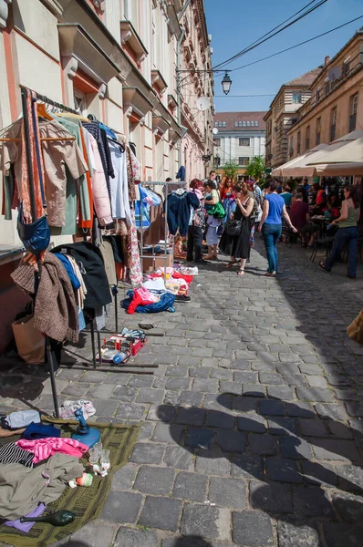 TIMISOARA, ROMANIA - 27 Nisan 2013: Şehir merkezinde düzenlenen serbest piyasa değişimine katılan insanlar