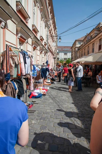 TIMISOARA, ROMANIA - 27 Nisan 2013: Şehir merkezinde düzenlenen serbest piyasa değişimine katılan insanlar