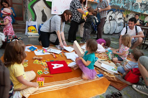 TIMISOARA, ROMANIA - 27 Nisan 2013: Şehir merkezinde düzenlenen serbest piyasa değişimine katılan insanlar