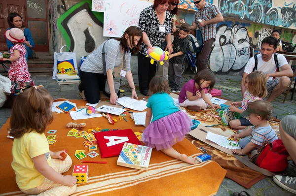 TIMISOARA, ROMANIA - 27 Nisan 2013: Şehir merkezinde düzenlenen serbest piyasa değişimine katılan insanlar