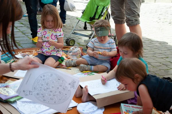 TIMISOARA, ROMANIA - 27 Nisan 2013: Şehir merkezinde düzenlenen serbest piyasa değişimine katılan insanlar