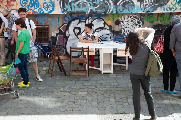 TIMISOARA, ROMANIA - 27 Nisan 2013: Şehir merkezinde düzenlenen serbest piyasa değişimine katılan insanlar