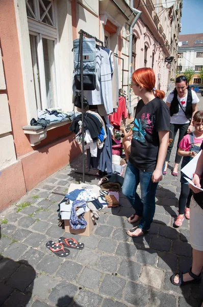 TIMISOARA, ROMANIA - 27 Nisan 2013: Şehir merkezinde düzenlenen serbest piyasa değişimine katılan insanlar