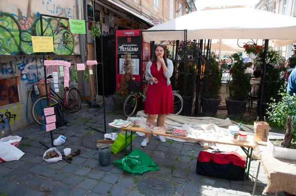TIMISOARA, ROMANIA - 27 Nisan 2013: Şehir merkezinde düzenlenen serbest piyasa değişimine katılan insanlar