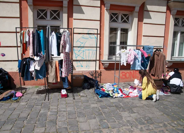 TIMISOARA, ROMANIA - 27 Nisan 2013: Şehir merkezinde düzenlenen serbest piyasa değişimine katılan insanlar