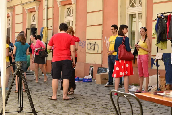 TIMISOARA, ROMANIA - 27 Nisan 2013: Şehir merkezinde düzenlenen serbest piyasa değişimine katılan insanlar