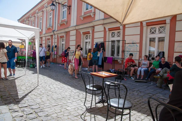 TIMISOARA, ROMANIA - 27 Nisan 2013: Şehir merkezinde düzenlenen serbest piyasa değişimine katılan insanlar