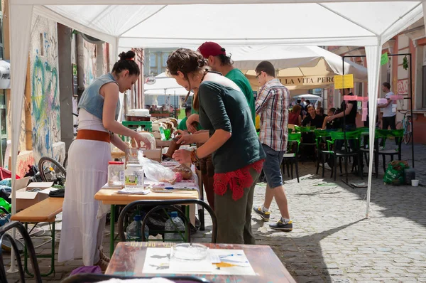 TIMISOARA, ROMANIA - 27 Nisan 2013: Şehir merkezinde düzenlenen serbest piyasa değişimine katılan insanlar
