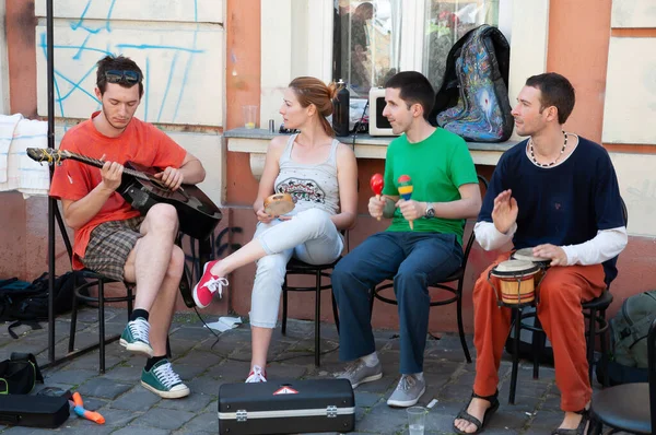 TIMISOARA, ROMANIA - 27 Nisan 2013: Şehir merkezinde düzenlenen serbest piyasa değişimine katılan insanlar