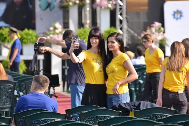 TIMISOARA, ROMANIA - 4 Mayıs 2018: Üniversite mezunu öğrenciler parkta fotoğraf çekimi yapıyorlar