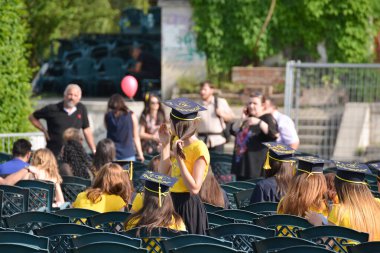 TIMISOARA, ROMANIA - 4 Mayıs 2018: Üniversite mezunu öğrenciler parkta fotoğraf çekimi yapıyorlar