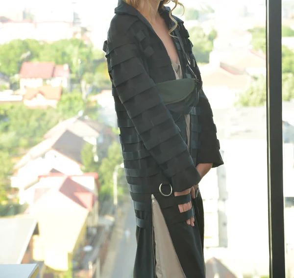 Model Dressed Black Having Photo Shooting Window — Stock Photo, Image