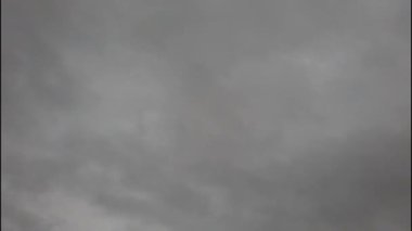 Fırtınadan önce gökyüzünde hareket eden kara topaklar