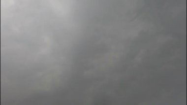Fırtınadan önce gökyüzünde hareket eden kara topaklar