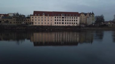 Regensburg, Bavyera, Almanya: Tuna Nehri üzerinde yüzen beyaz kuğular