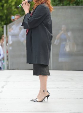 Üniversite mezunu öğrenciler parkta fotoğraf çekimi yapıyorlar.