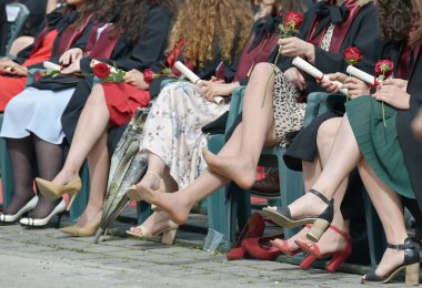 Üniversite mezunu öğrenciler parkta fotoğraf çekimi yapıyorlar.