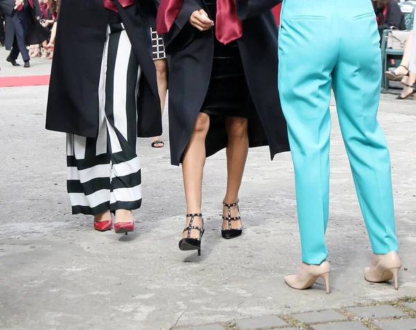 Estudiantes Universitarios Graduados Están Teniendo Una Sesión Fotos Parque — Foto de Stock