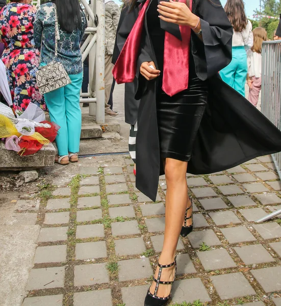 Üniversite mezunu öğrenciler parkta fotoğraf çekimi yapıyorlar.