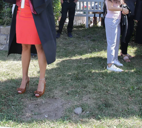 Üniversite mezunu öğrenciler parkta fotoğraf çekimi yapıyorlar.