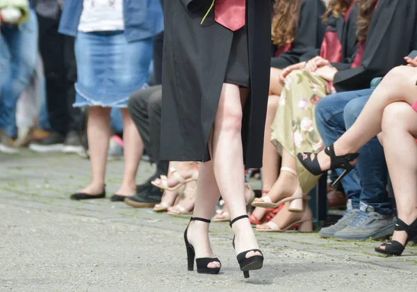 Üniversite mezunu öğrenciler parkta fotoğraf çekimi yapıyorlar.