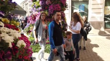 TIMISOARA, ROMANIA - 19 Nisan 2019: TIMFLORALIS Uluslararası Çiçek Festivali. İnsanlar ve turistler şehir merkezindeki çiçek süslerinin keyfini çıkarıyorlar.