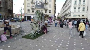 TIMISOARA, ROMANIA - 19 Nisan 2019: TIMFLORALIS Uluslararası Çiçek Festivali. İnsanlar ve turistler şehir merkezindeki çiçek süslerinin keyfini çıkarıyorlar.