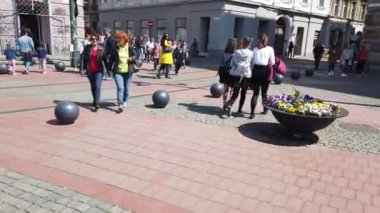 TIMISOARA, ROMANIA - 19 Nisan 2019: TIMFLORALIS Uluslararası Çiçek Festivali. İnsanlar ve turistler şehir merkezindeki çiçek süslerinin keyfini çıkarıyorlar.