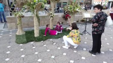 TIMISOARA, ROMANIA - 19 Nisan 2019: TIMFLORALIS Uluslararası Çiçek Festivali. İnsanlar ve turistler şehir merkezindeki çiçek süslerinin keyfini çıkarıyorlar.