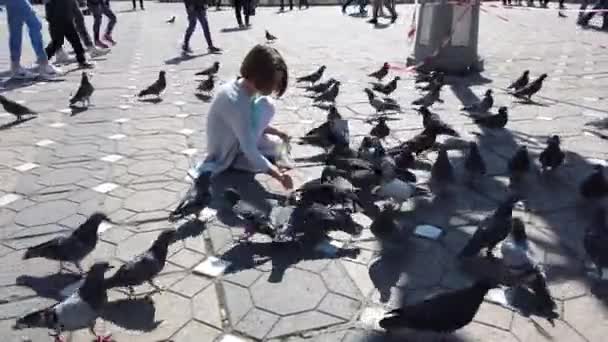 Timisoara Roménia Abril 2019 Crianças Brincam Com Pombos Centro Cidade — Vídeo de Stock