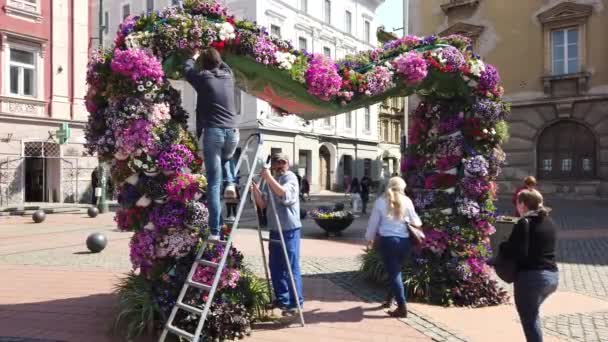 Timisoara Rumunsko Dubna 2019 Náměstí Svobody Přípravy Mezinárodní Květinový Festival — Stock video