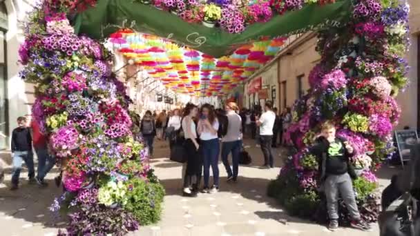 Тимисоара Румыния Апреля 2019 Года Международный Фестиваль Цветов Timfloralis Люди — стоковое видео