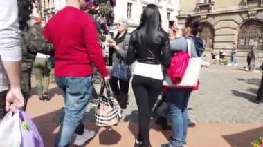 TIMISOARA, ROMANIA - 19 Nisan 2019: TIMFLORALIS Uluslararası Çiçek Festivali. İnsanlar ve turistler şehir merkezindeki çiçek süslerinin keyfini çıkarıyorlar.