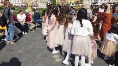 TIMISOARA, ROMANIA - 19 Nisan 2019: Union Square, TIMFLORALIS Uluslararası Çiçek Festivali 'nde bir grup genç bale yapıyor