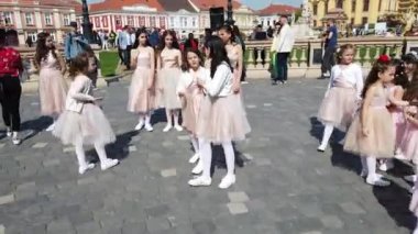 TIMISOARA, ROMANIA - 19 Nisan 2019: Union Square, TIMFLORALIS Uluslararası Çiçek Festivali 'nde bir grup genç bale yapıyor