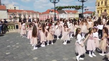 TIMISOARA, ROMANIA - 19 Nisan 2019: Union Square, TIMFLORALIS Uluslararası Çiçek Festivali 'nde bir grup genç bale yapıyor