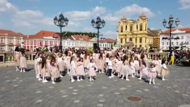 TIMISOARA, ROMANIA - 19 Nisan 2019: Union Square, TIMFLORALIS Uluslararası Çiçek Festivali 'nde bir grup genç bale yapıyor