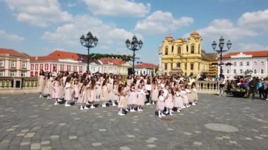 TIMISOARA, ROMANIA - 19 Nisan 2019: Union Square, TIMFLORALIS Uluslararası Çiçek Festivali 'nde bir grup genç bale yapıyor