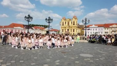 TIMISOARA, ROMANIA - 19 Nisan 2019: Union Square, TIMFLORALIS Uluslararası Çiçek Festivali 'nde bir grup genç bale yapıyor