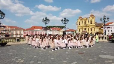 TIMISOARA, ROMANIA - 19 Nisan 2019: Union Square, TIMFLORALIS Uluslararası Çiçek Festivali 'nde bir grup genç bale yapıyor