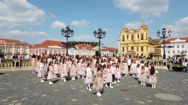 TIMISOARA, ROMANIA - 19 Nisan 2019: Union Square, TIMFLORALIS Uluslararası Çiçek Festivali 'nde bir grup genç bale yapıyor