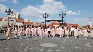 TIMISOARA, ROMANIA - 19 Nisan 2019: Union Square, TIMFLORALIS Uluslararası Çiçek Festivali 'nde bir grup genç bale yapıyor