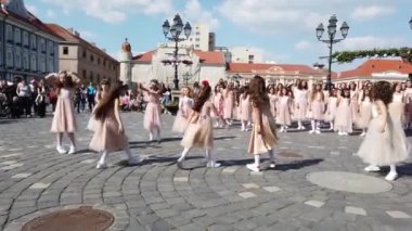 TIMISOARA, ROMANIA - 19 Nisan 2019: Union Square, TIMFLORALIS Uluslararası Çiçek Festivali 'nde bir grup genç bale yapıyor