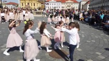 TIMISOARA, ROMANIA - 19 Nisan 2019: Union Square, TIMFLORALIS Uluslararası Çiçek Festivali 'nde bir grup genç bale yapıyor
