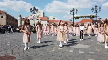 TIMISOARA, ROMANIA - 19 Nisan 2019: Union Square, TIMFLORALIS Uluslararası Çiçek Festivali 'nde bir grup genç bale yapıyor